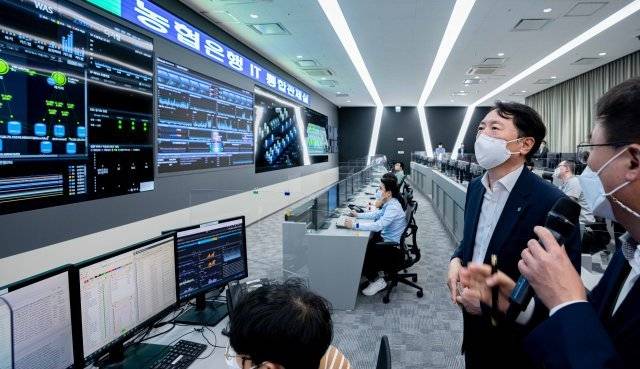 NH농협은행 권준학 은행장이 의왕에 위치한 통합IT센터를 방문하여 추석 연휴 비상근무체계 시스템에 대한 설명을 듣고 있다. 사진=NH농협은행 제공