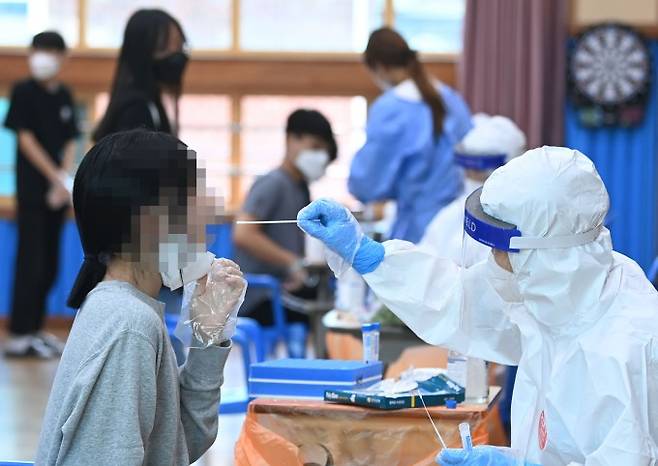 광주 북구의 한 중학교에서 총 13명의 코로나19 확진자가 발생, 이 학교 1~2학년 학생들이 전수검사를 받고 있다. 연합뉴스 제공
