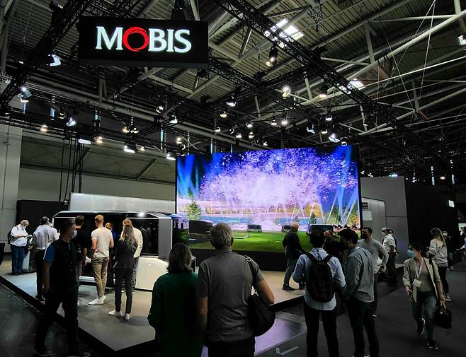 현대모비스가 유럽 IAA모빌리티에 이어 북미 모터벨라에 참가하는 등 글로벌 시장에서의 공격적인 수주활동에 나섰다. 이달 초 독일 뮌헨에서 열린 IAA모빌리티 현대모비스 전시관 전경.