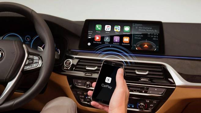 애플 카플레이를 제공하는 BMW 커넥티비티 화면.