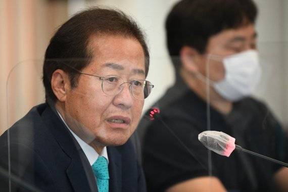 국민의힘 대선 주자인 홍준표 의원이 14일 오후 서울 중구 한국프레스센터에서 열린 한국기자협회 주최 홍준표 의원 초청 왁자지껄 토론회에 참석해 질의 답변을 하고 있다.