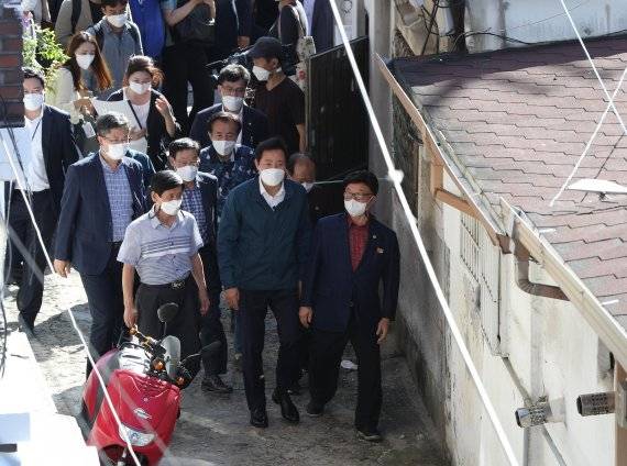 오세훈 서울시장이 14일 오후 서울 관악구 신림1재정비촉진구역을 방문해 현장을 살펴보고 있다. 관악구 신림1구역 재개발 사업이 '신속통합기획'으로 이름을 바꾼 공공기획 적용으로 사업에 속도를 낸다. 신림1구역은 지난 2008년 재정비촉진구역으로 결정된 뒤 13년 동안 주민 갈등 등 이유로 사업이 정체돼왔지만, 지난해 6월 서울시 신속통합기획 대상지로 선정되며 사업에 속도가 붙었다. 현재는 공공·조합 운영진·주민 간 수차례 간담회를 거쳐 정비계획을 수립하는 단계다. 사진=서동일 기자