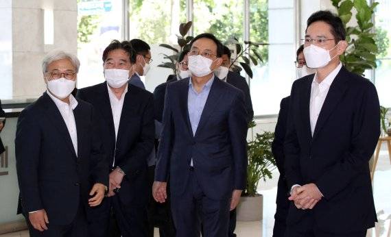 이재용 삼성전자 부회장(오른쪽 첫번째)이 14일 서울 강남구 '삼성 소프트웨어 아카데미'(SSAFY) 교육 현장에서 김부겸 국무총리를 기다리고 있다. 사진공동취재단