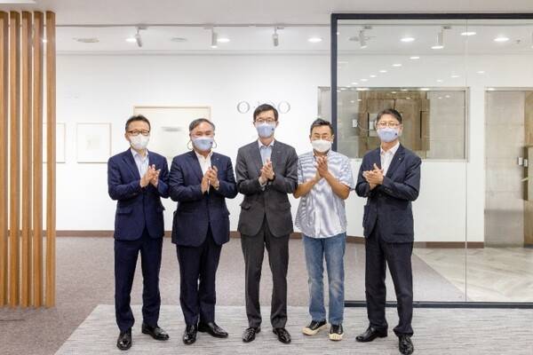 왼쪽 셋째부터 방문규 은행장과 남종현 사진작가. 사진 수출입은행 제공