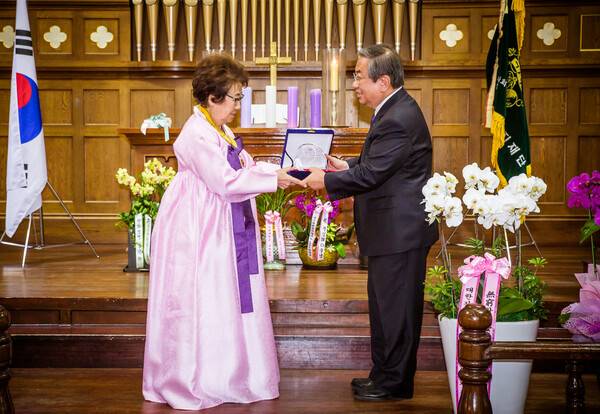 지난 2016년 12월 각당복지재단 창립 30돌 기념식에서 김옥라(왼쪽) 명예이사장에게 라제건(오른쪽) 이사장이 감사패를 증정하고 있다. 각당복지재단 제공