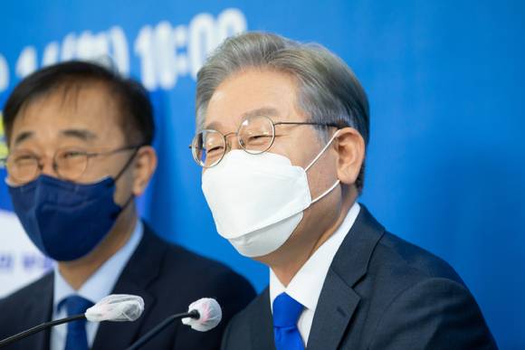 더불어민주당 대선주자인 이재명 후보가 14일 서울 여의도 캠프에서 전북 공약발표를 하고 있다. [사진=열린캠프]