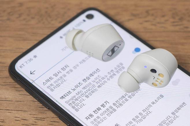 젠하이저 모멘텀 트루 와이어리스 2, 이어폰의 스피커에 액티브 노이즈 캔슬링이 적용돼있다. 제품 상단 방향으로 나 있는 구멍이 주변 소음을 수집하기 위한 마이크다. 출처=IT동아