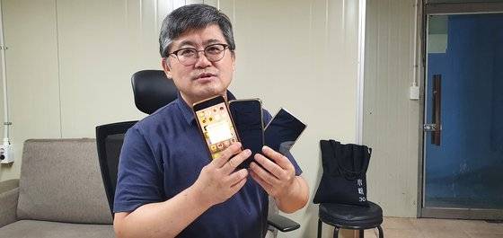 함운경 대표는 수산물 통신판매 접수를 받기 위해 전화기를 3대나 보유하고 있다고 말했다. 장세정 기자