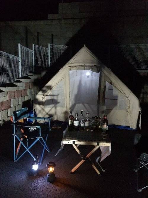 쓰리소사이어티스 증류소 앞에 텐트를 친 ‘기원’ 1호 구매자. [사진 곽재문]