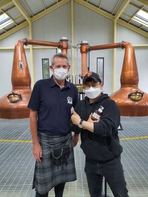 쓰리소사이어티스 마스터 디스틸러(좌)와 ‘기원’ 증류소 1호 구매자 곽재문 씨. [사진 곽재문]