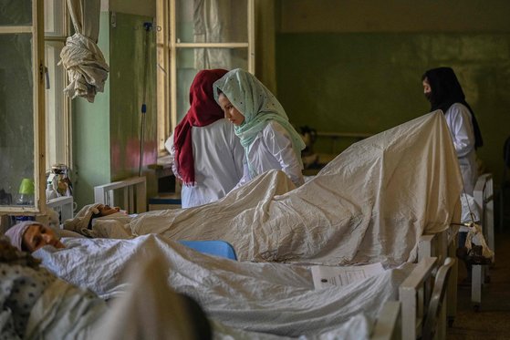 아프간 수도 카불의 한 병원에서 간호사가 환자를 돌보고 있다. [AFP=연합뉴스]