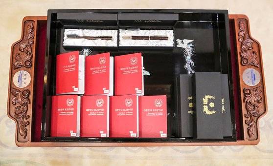 미래세대와 문화를 위한 대통령 특별사절 임명장 수여식이 14일 청와대 본관에서 열렸다. 그룹 BTS 멤버들에게 지급된 외교관 여권과 만년필. 김성룡 기자