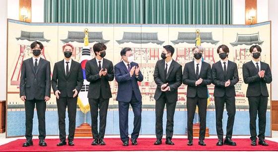 미래세대와 문화를 위한 대통령 특별사절 임명장 수여식이 14일 청와대 본관에서 열렸다. 문재인 대통령이 특별사절로 임명된 그룹 BTS와 기념촬영을 하고 있다. 왼쪽부터 뷔, 제이홉, 진, 문 대통령, RM, 슈가, 지민, 정국. 김성룡 기자