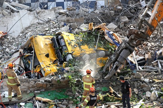지난 6월 9일 오후 광주광역시 동구 학동에서 철거 작업 중이던 건물이 붕괴, 도로 위로 건물 잔해가 쏟아져 시내버스 등이 매몰됐다. 연합뉴스