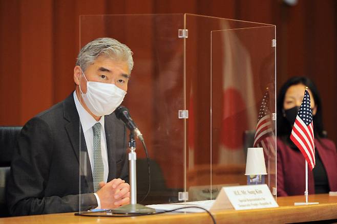 성 김 미국 국무부 대북특별대표가 14일 일본 도쿄에서 열린 한·미·일 북핵수석대표 협의에 앞서 발언하고 있다. 도쿄/로이터연합뉴스