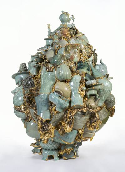 이수경, 번역된 도자기, 2018, 도자 파편, 에폭시, 24K 금박, 137x91x96㎝  사진 양이언 ⓒ이수경