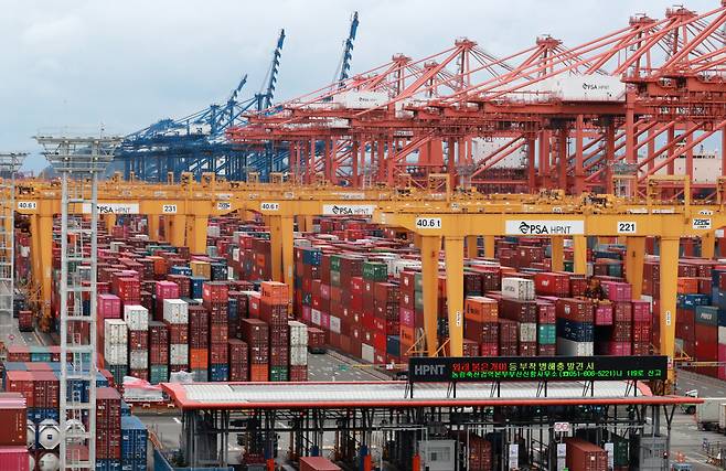Stacks of containers at a port in South Korea's southeastern city of Busan (Yonhap)