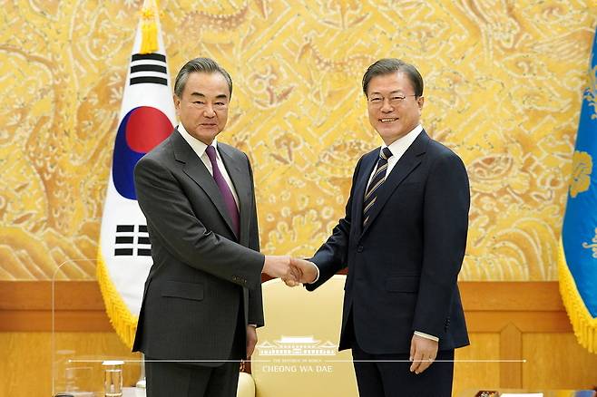 President Moon Jae-in and Chinese Foreign Minister Wang Yi pose after holding talks at Cheong Wa Dae in this file photo dated on Nov. 26 last year. (Cheong Wa Dae)