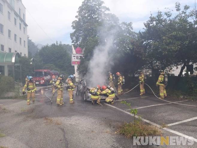 14일 오전 8시53분께 강원 원주시 판부면 금대리 일원에서 K3 차량에 불이 나 신고를 받고 출동한 소방당국이 진화작업을 벌이고 있다.