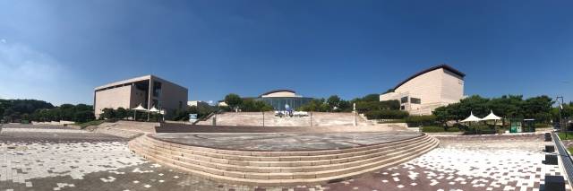 2001년 9월 서울 이외 최대 규모 공연장으로 문을 연 한국소리문화의전당이 오는 21일 20번째 생일을 맞는다. 소리전당은 지난 20년동안 예향 전북의 자부심을 이어가며 대한민국 대표 문화예술의 허브 역할을 충실히 해 왔다. 사진은 11일 광장에서 바라본 소리전당 겉모습으로 왼쪽부터 국제회의장, 연지홀, 모악당, 명인홀이다.