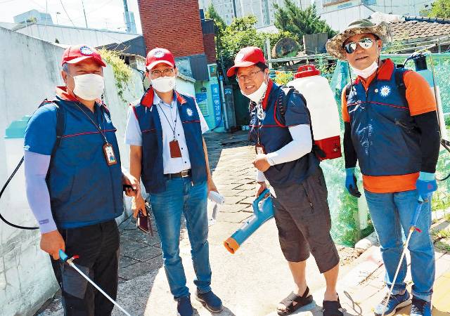 지역사회 지킴이로 품앗이 방역에 열성을 다하는 목회자들.