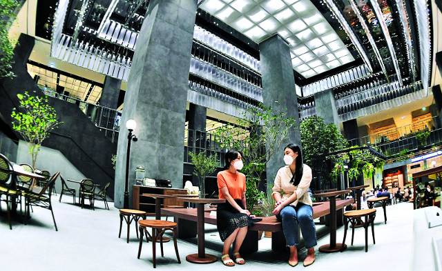 축구장 두 개보다 큰 면적을 자랑하는 지하 1층 1만8900㎡ 규모의 식품관 '푸드에비뉴' 전경. 30, 40대 젊은 고객을 위해 전체 영업면적의 28%를 식품관으로 채웠다.