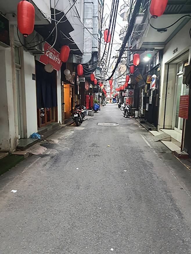 베트남 호찌민이 신종 코로나바이러스 감염증(코로나19) 확산을 막기 위해 지난 23일부터 외출이 전면 금지되는 등 사실상 완전 봉쇄에 들어갔다. 사진은 전면 봉쇄가 시행되기 직전 호찌민의 유명 번화가인 레 탄 똔 거리. [사진출처 = 연합뉴스]