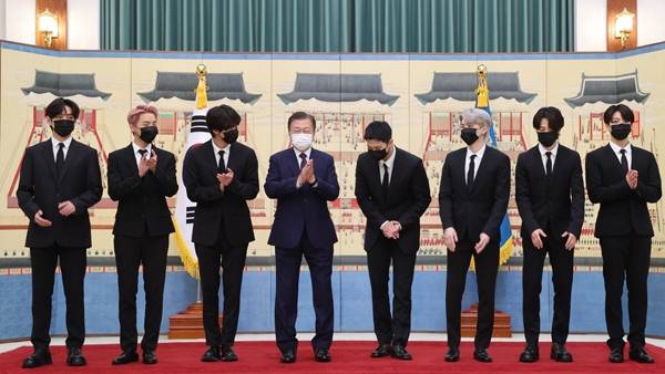 문재인 대통령이 방탄소년단에게 미래세대와 문화를 위한 대통령 특별사절 임명장을 수여했다. 사진｜연합뉴스