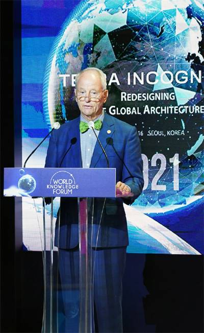 14일 페터 펨페르트 디갤러리 회장이 세계지식포럼에서 강연하고있다. [한주형 기자]