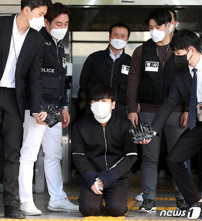 '노원구 세 모녀' 살해한 혐의로 기소된 피고인 김태현(25)이 지난 4월 9일 검찰로 송치되며 피해자 유족을 향해 무릎을 꿇고 사죄했다./사진=뉴스1