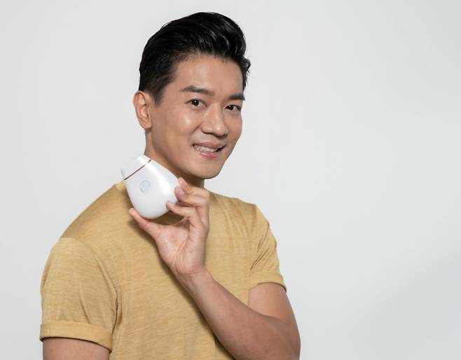 홍콩 배우 '리뤄이'가 집속 초음파 피부 미용기기 영앤비를 들고 있다/사진제공=레지에나