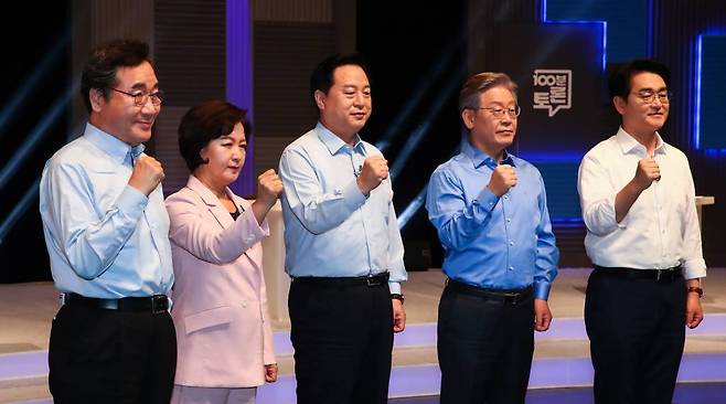 더불어민주당 이낙연(왼쪽부터), 추미애, 김두관, 이재명, 박용진 대선 경선 후보가 14일 오후 서울 마포구 상암동 MBC에서 열린 100분 토론에 앞서 기념촬영하고 있다. / 사진제공=뉴시스