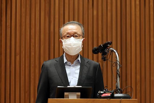 서울중앙지검은 남양유업의 홍 회장과 직원 2명, 그리고 홍보대행업체 대표 1명을 각 업무방해죄 및 정보통신망이용촉진및정보보호등에관한법률 위반(정보통신망침해등) 혐의로 약식기소(벌금)했다. 사진은 지난 5월 홍원식 남양유업 회장이 남양유업 본사 대강당에서 대국민 사과를 발표하고 있는 모습./사진제공=뉴시스(공동취재사진)