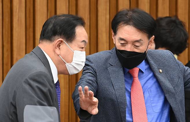 국민의힘 김석기(오른쪽) 국회의원이 한기호 사무총장과 대화하고 있다. [연합]