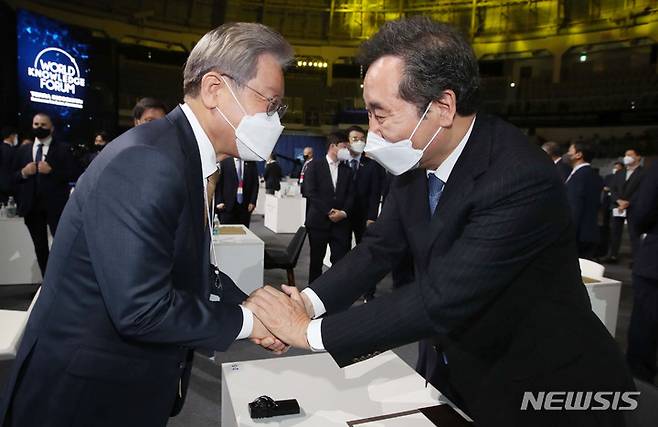 [서울=뉴시스] 국회사진기자단 = 14일 서울 중구 장충체육관에서 열린 제22회 세계지식포럼 개막식에 참석한 이재명, 이낙연 더불어민주당 대선 예비후보가 인사하고 있다. 2021.09.14. photo@newsis.com