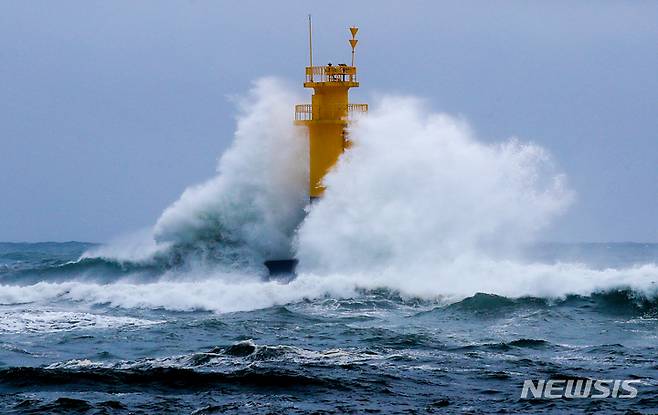 [서귀포=뉴시스] 우장호 기자 = 제14호 태풍 '찬투(CHANTHU)'가 북상 중인 14일 오후 제주 서귀포시 남원읍 남원포구 앞바다에 거친 파도가 몰아치고 있다. 2021.09.14. woo1223@newsis.com