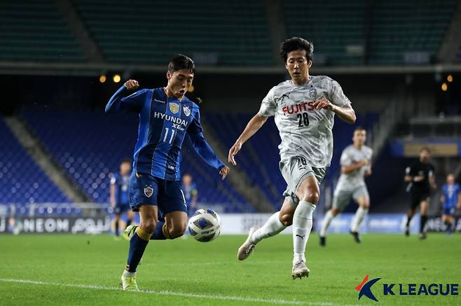 공을 잡기 위해 달려가는 울산 현대 이동준. 한국프로축구연맹 제공