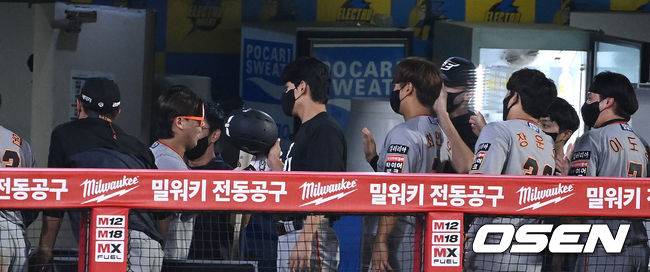 [OSEN=인천, 이대선 기자]3회초 2사 1루에서 한화 노시환이 중월 투런 홈런을 치고 더그아웃에서 동료들의 축하를 받고 있다. 2021.09.14 /sunday@osen.co.kr