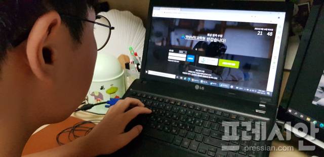 ▲경남교육청이 코로나19 원격수업으로 인한 교육격차 문제를 해소하기 위해 도내 모든 초등, 중등, 고등학생들에게 스마트단말기를 보급하기로 했다. 중학생이 경남교육청 '아이톡톡'을 통해 원격수업에 접속하고 있는 모습. ⓒ프레시안(김병찬)