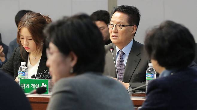 조성은 전 미래통합당 선거대책위원회 부위원장(왼쪽)과 박지원 국가정보원장