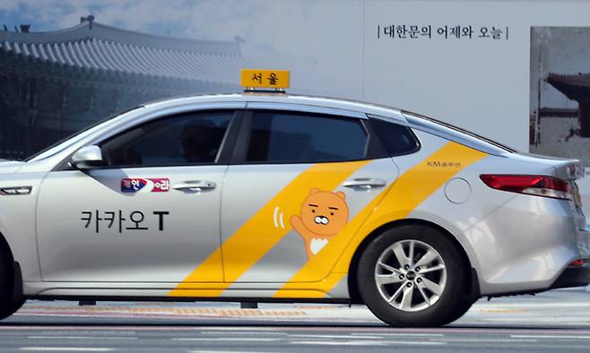 서울 시내를 운행 중인 카카오택시. 연합뉴스