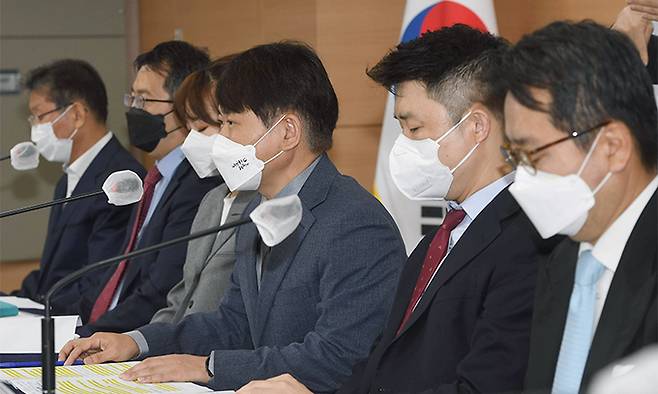 이상갑 법무부 법무실장이 14일 정부서울청사에서 론스타 등 국제투자분쟁(ISDS) 진행상황에 관해 브리핑하고 있다. 왼쪽부터 최인순 국세청 국세세원관리담당관, 이영직 금융위원회 금융분쟁대응TF단장, 권민영 국무조정실 금융정책과장, 이상갑 법무부 법무실장, 한창완 법무부 국제분쟁대응과장, 김갑유 정부대리로펌 변호사. 연합뉴스