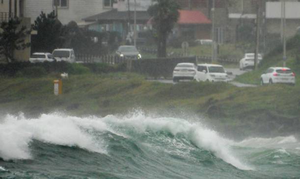 북상 중인 제14호 태풍 찬투(CHANTHU)의 간접영향권에 접어든 13일 오후 제주 서귀포시 안덕면 사계리 인근 해상에 큰 파도가 몰아치고 있다. 서귀포=뉴시스