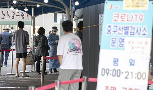 70일째  네 자릿수 확진 ‘계속되는 코로나19 검사’ - 질병관리청 중앙방역대책본부가 14일 0시 기준 신종 코로나바이러스 감염증(코로나19) 신규 확진자가 1,497명 발생했다고 밝혔다. 70일째 네 자릿수 확진자를 기록하는 가운데 수도권은 이날도 국내 확진자 가운데 75%가 넘는 비중을 차지하며 확산세를 이어가고 있다. 14일 오전 서울 중구 서울역 광장에 마련된 신종 코로나바이러스 감염증(코로나19) 선별검사소를 찾은 시민들이 검사를 위해 줄 서 있다. 2021.9.14 뉴스1