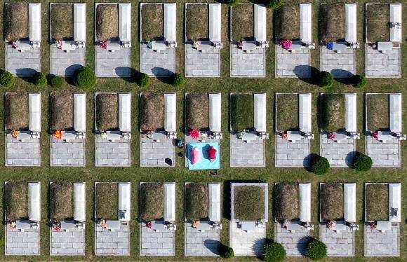 문 닫히기 전 미리 성묘 - 지난 13일 인천 부평구 인천가족공원에서 시민들이 성묘하고 있다. 인천시는 코로나19 확산 방지를 위해 추석 연휴인 이달 18일부터 22일까지 화장장을 제외한 모든 추모시설을 임시 폐쇄할 예정이다.연합뉴스