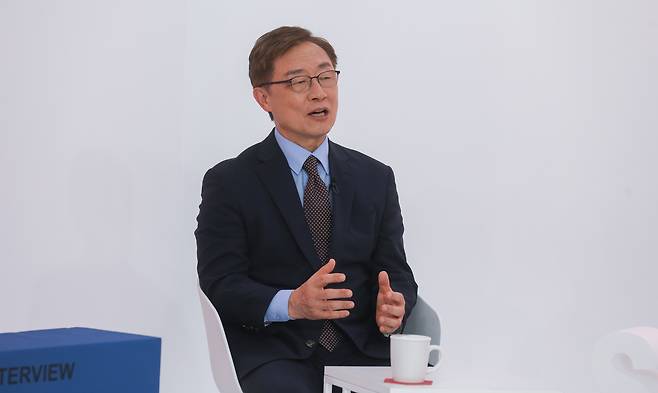 9일 오후 서울 금천구 즐스튜디오에서 열린 ‘국민시그널’ 국민의힘 대선 경선 후보 공개면접에서 최재형 예비후보가 질문에 답변하고 있다. 2021. 9. 9 정연호 기자 tpgod@seoul.co.kr