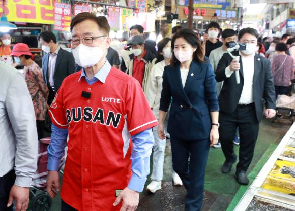 롯데 자이언츠 유니폼 입고 부산 찾은 최재형 - 국민의힘 대선 주자인최재형 전 감사원장이 13일 부산 부전시장을 찾아 상인들과 인사를 나누고 있다. 2021.9.13 연합뉴스