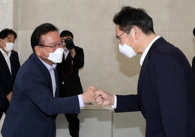 김부겸(왼쪽) 국무총리와 이재용 삼성전자 부회장이 14일 서울 역삼동 '삼성청년소프트웨어아카데미(SSAFY)' 서울캠퍼스에서 만나 인사하고 있다. 이 부회장의 첫 공식 일정은 가석방으로 출소한 지 32일 만이다. 삼성은 지난달 발표한 4만 명에 더해 청년 일자리 3만 개를 추가로 만드는 등 3년간 총 7만 개의 청년 일자리를 창출하기로 했다. /오승현 기자