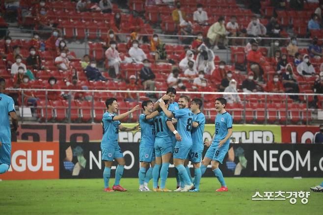 대구FC 세징야(등번호 11번)가 14일 일본 아이치현 도요타시 도요타 스타디움에서 열린 2021 아시아축구연맹(AFC) 챔피언스리그 16강 나고야 그램퍼스와의 원정경기에서 선제골을 넣은 뒤 동료들에 둘러쌓여 축하를 받고 있다. 대구FC 제공