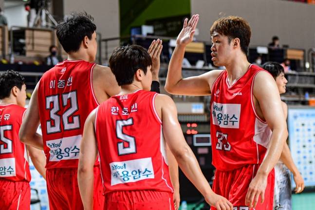 ▲ 이종현과 한호빈, 이승현(왼쪽부터) ⓒ KBL